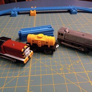 TOMY Engine Salty, Dennis with oil car